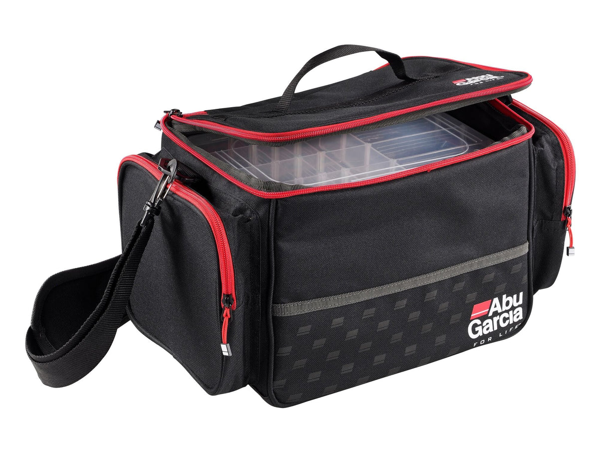 Abu Garcia Shoulder Bag i sort og rød med åbent hovedrum og synlig grejboks.